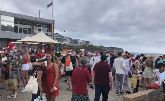 悉尼海滩上的圣诞派对（BBC）
