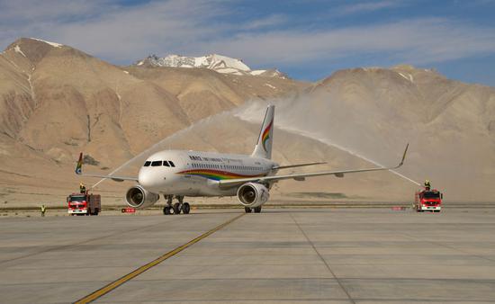 ↑2020年7月1日，阿里昆莎机场通航10周年，西藏航空TV6008客机穿过水门。