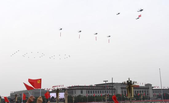 7月1日上午，庆祝中国共产党成立100周年大会在北京天安门广场隆重举行。这是飞行庆祝表演。新华社记者 李欣 摄