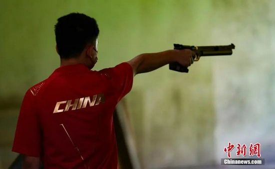 7月21日，日本东京奥运会射击馆，中国射击队运动员在进行赛前训练。中新社记者 杜洋 摄