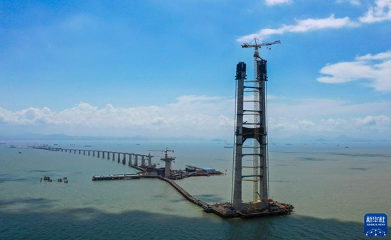 由中交二航局承建的深中通道伶仃洋大桥东索塔（7月1日摄，无人机照片）。新华社记者 刘大伟 摄