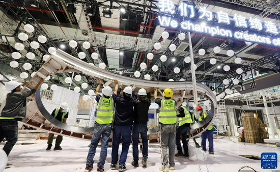 10月29日，施工人员在第四届进博会展馆内搭建展台。　新华社记者 方喆 摄