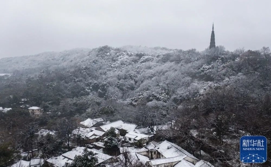  被白雪覆盖的宝石山和保俶塔（1月29日摄，无人机照片）。