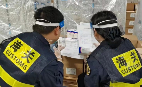 3月17日，全国首批进口抗新冠病毒药物从上海入关。受访对象提供