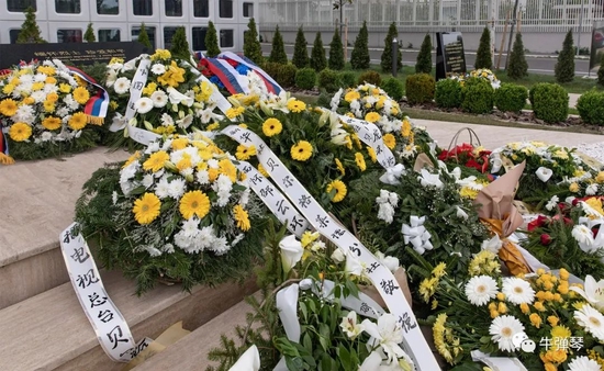 当年被炸的中国大使馆前，现在摆满了鲜花!屈辱永远忘不了