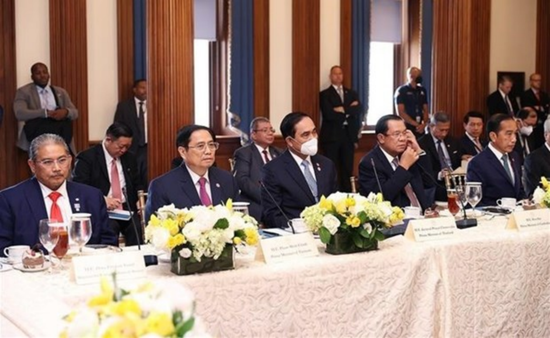 越南总理范明政（左2）与东盟国家领导人及美国国会领导共进工作午餐  图：越通社
