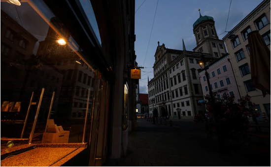这个夏天，德国奥格斯堡关闭了历史建筑外墙的灯光照明设备，路灯调暗，喷泉也停止运作。即便如此，奥格斯堡市长表示，这座城市今年的能源费用预计会在去年1590万欧元的基础上翻一番。图源：NDTV
