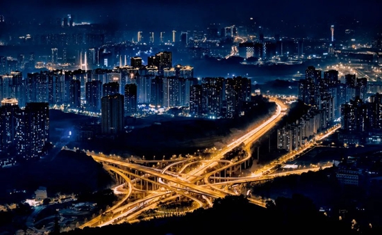  重庆城市夜景一角。把重庆都市圈做大做强，对成渝地区双城经济圈发展具有十分重要的作用。图/视觉中国