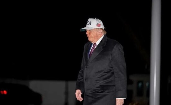 特朗普喝了一罐可乐，说伊朗政府可能垮台