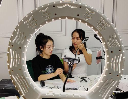 8��25�գ����������ѧԺԽ����ѧ�������ɣ��ң��ڹ�����ó����������Ƭ��һ�ҿ羳������ҵֱ���˲ŷ��������ڽ���ֱ�����й�������������ó����������������������Χ�ƽ��������й������˿��ź����߱�׼������԰���ķ�չĿ�꣬��������������Ч�����г��������ٽ���ҵ���������Ϊ�������ø�������չ�����󿪷�ע�����¶��ܡ��»������ �׼��� ��