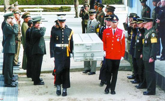 图为1997年在板门店举行的美军遗骸送还活动