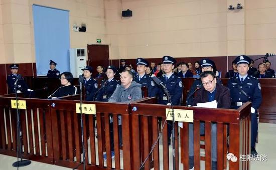 “网络大V”陈杰人受审 涉嫌敲诈勒索等五罪(图