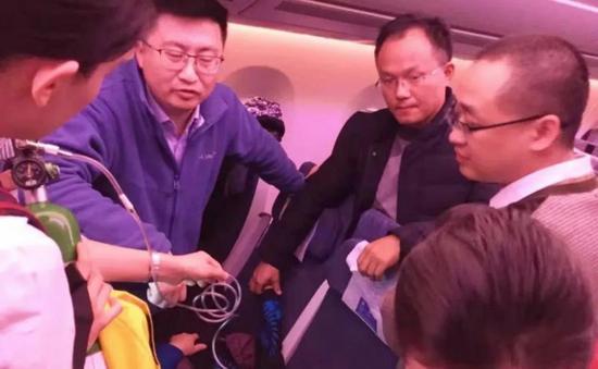 旅客乘机时突发低血糖昏厥 三名医生万米高空救