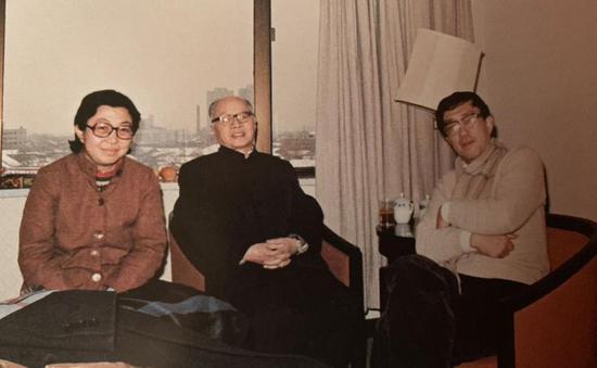 1986年，导演谢晋（右）在北京与王淦昌及其女儿王遵明畅谈