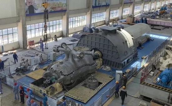 2019年8月21日,京秦热电1号汽轮机扣盖一次成功.