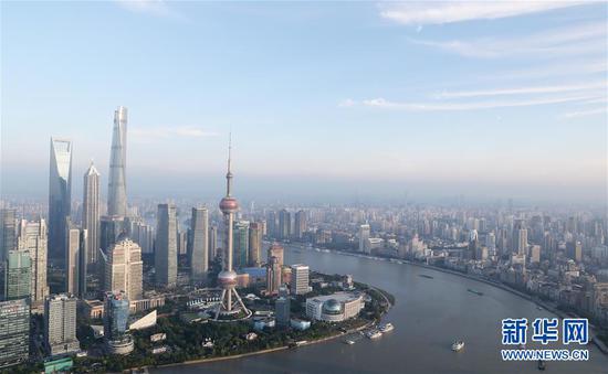 从上海浦西白玉兰广场顶楼俯瞰浦东陆家嘴（2018年6月21日摄）。新华社记者 方喆摄