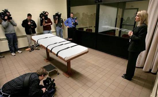 （图说：犯人被捆绑在这样的床上被注射“毒液”等待死亡。图源：GETTY IMAGES）