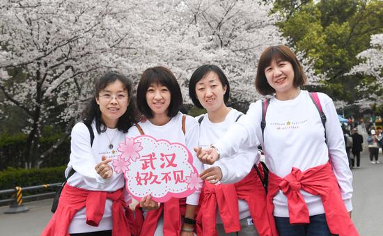 3月13日，来自山西太原西山总医院的援鄂医护人员在武汉大学赏花。