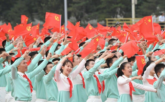 △7月1日，庆祝中国共产党成立100周年大会在北京天安门广场隆重举行，各界代表7万余人以盛大仪式欢庆中国共产党百年华诞。