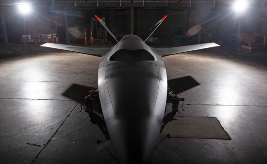 才飞行了4次美军首架xq58a隐形无人机被送入博物馆