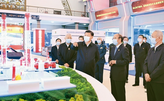 2021年10月26日，中共中央总书记、国家主席、中央军委主席习近平在北京展览馆参观国家“十三五”科技创新成就展。 新华社记者 谢环驰/摄