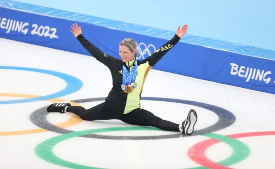 图为八届奥运老将德国选手克劳迪娅·佩希施泰因在北京2022年冬奥会速度滑冰全部比赛结束后留影（2022年2月19日摄）。新华社记者 丁旭 摄