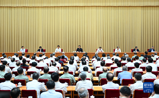 2022年7月26日至27日，省部级主要领导干部“学习习近平总书记重要讲话精神，迎接党的二十大”专题研讨班在京举行。习近平在开班式上发表重要讲话。李克强、栗战书、汪洋、王沪宁、赵乐际、韩正、王岐山出席开班式。新华社记者 谢环驰 摄