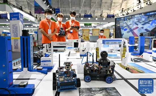 在天津举行的世界职业技术教育发展大会首届世界职业院校技能大赛上，参赛选手在实训沙盘前操作机器人设备（2022年8月20日摄）。新华社记者 孙凡越 摄