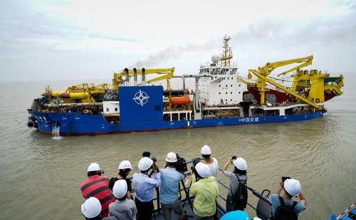 在江苏启东，“天鲲号”自航绞吸挖泥船驶离码头出港海试（2018年6月8日摄）。新华社记者 李响 摄