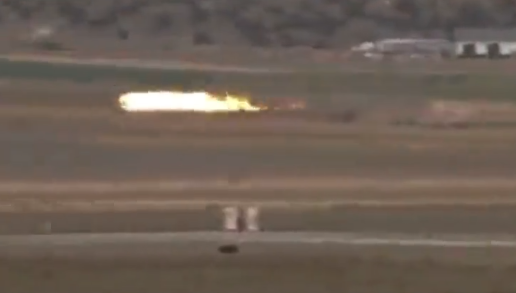 美国飞行比赛出意外：一飞机坠毁 瞬间烧成巨大火球
