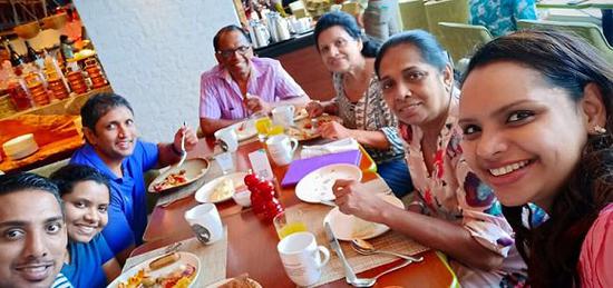 斯里兰卡名厨马亚邓恩（右二）与女儿（右一）也在香格里拉酒店餐厅的爆炸中丧生，事发前几分钟，一家人才刚刚拍了一张温馨的合照。图片来源：Facebook