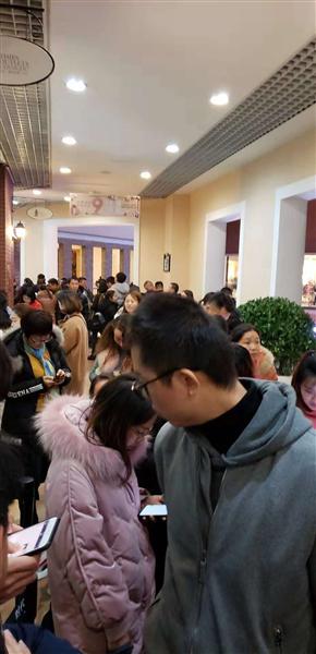 午夜12点,还有很众中奖市民在奥特莱斯讨要说法。 成都商报 图