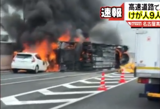 日本名古屋高速公路上的日本人受一辆巴士翻车并引发火灾（视频截图）