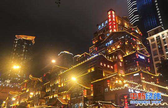 国庆假期:国庆假期或有近8亿人次出游 哪些地方人多? 资料图:重庆解放碑洪崖洞。 中新经纬 李绍晨摄