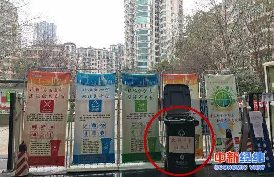 ▲武汉市某小区中的废旧口罩回收点 来源：受访者供图
