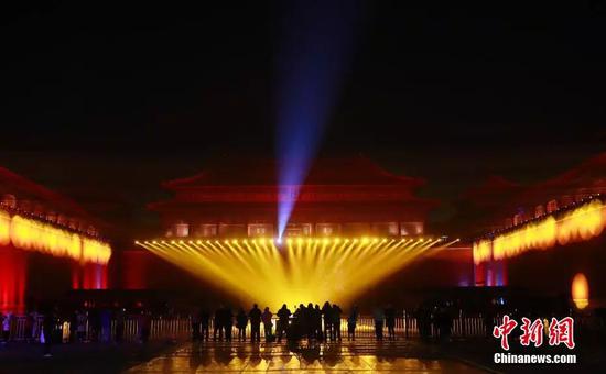  2月18日，北京故宫午门调试灯光。中新社记者 杜洋 摄