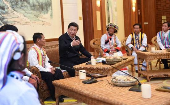 2015年1月20日,习近平在昆明亲切会见怒江州贡山独龙族怒族自治县干部群众代表