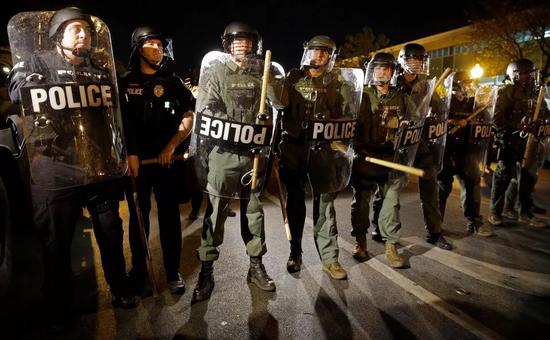 ▲2015年4月29日，巴尔的摩，警察在宵禁来临之际列队 （图via Associated Press/Patrick Semansky）