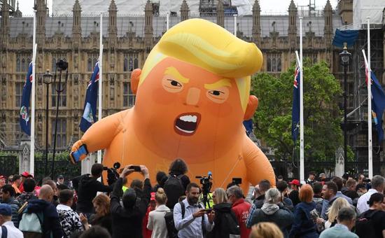 今年6月4日，英国伦敦民众在国会广场放飞“特朗普宝宝”气球，抗议美国总统特朗普来访。