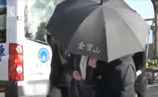 高以翔灵车抵达金宝山 女友一路相随神情哀戚