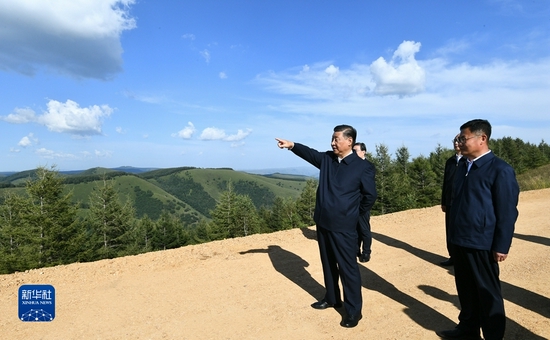 8月23日至24日，中共中央总书记、国家主席、中央军委主席习近平在河北省承德市考察。这是23日下午，习近平在塞罕坝机械林场月亮山考察。新华社记者 谢环驰 摄