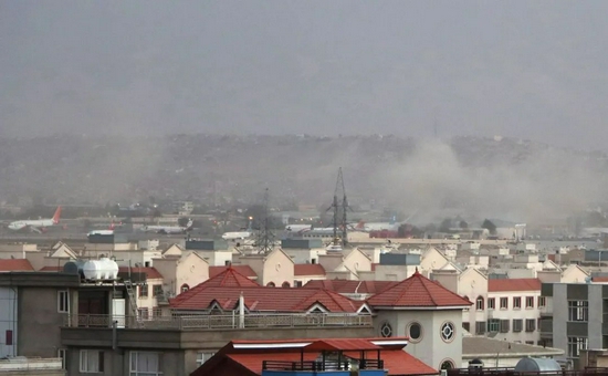  ▲爆炸产生的烟尘笼罩在喀布尔机场外。图源/IC Photo