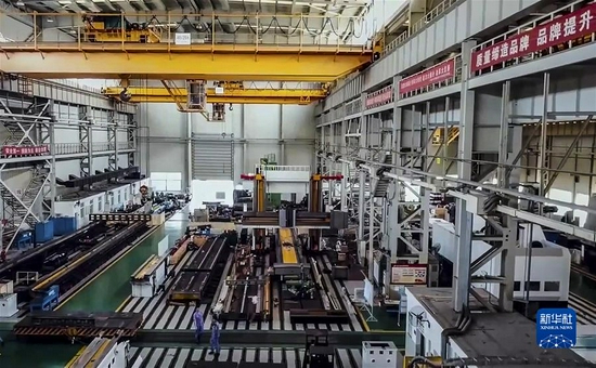 在中国兵器工业集团武汉重型机床集团有限公司的超大型厂房内，重型机床在运行生产（视频截图）。 新华社发（受访者供图）