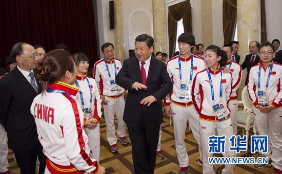 2014年2月7日,中共中央总书记、国家主席、中央军委主席习近平在俄罗斯索契亲切看望参加第二十二届冬季奥林匹克运动会的中国体育代表团。这是习近平同运动员亲切交流。 新华社记者 黄敬文摄