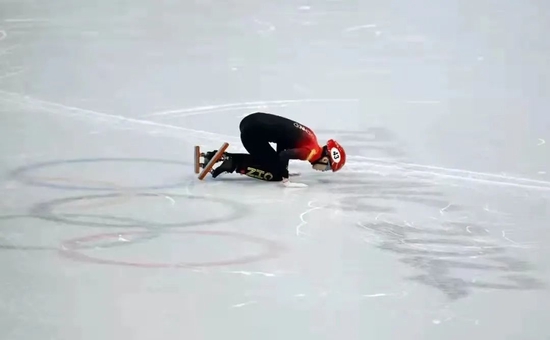 2��13�������ڶ̵��ٻ�Ů��3000�׽�������ͭ�Ƶ��Ͻ������£��������Ǳ��档ͼԴ���»���