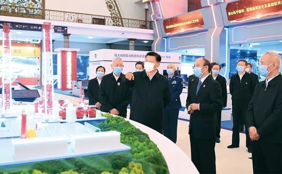 2021年10月26日，习近平在北京展览馆参观国家“十三五”科技创新成就展。新华社记者 谢环驰 摄