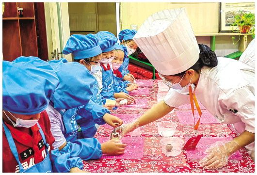 中秋节“遇上”教师节 思念与感恩同在