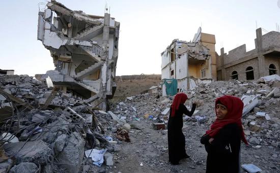 ▲也门首都萨那被炸毁的房屋 图据英国《卫报》
