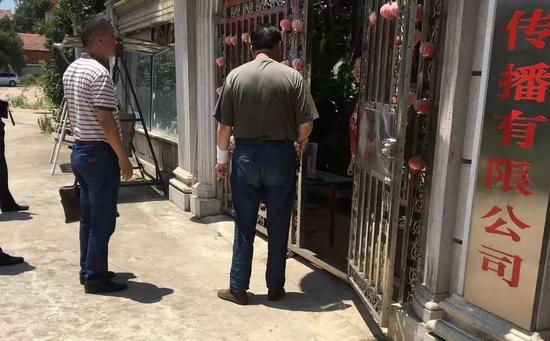▷“握手”3个月后，戴着护腕的盛福林站在涂汉江别墅门口，摄于2017年7月（翻拍）
