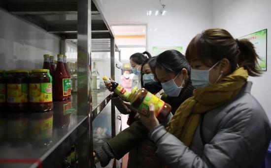 杭州一小学的开放厨房，家长检查食品安全。